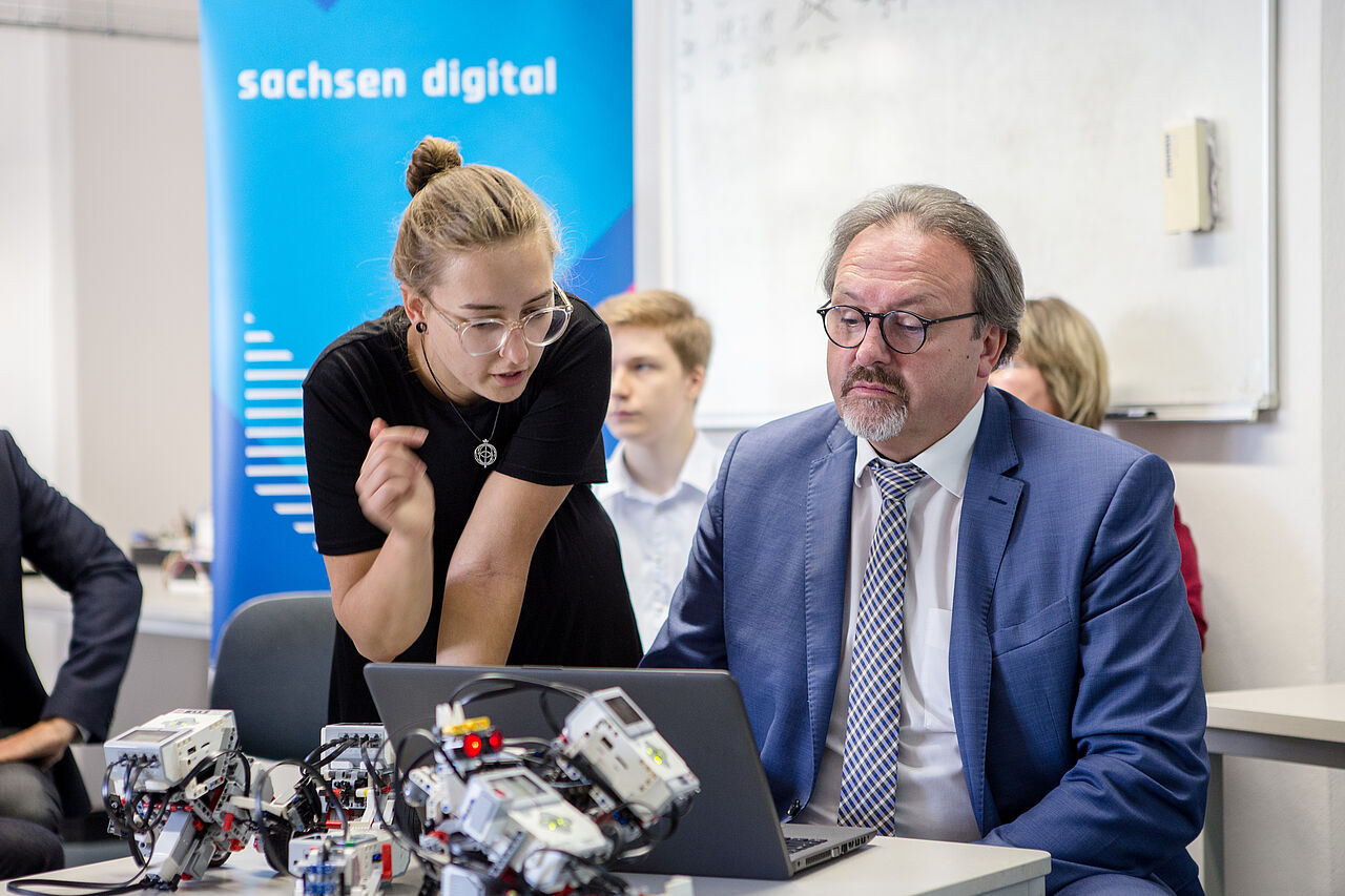 Projektmitarbeiterin Marie Herrmann zeigt Stefan Brangs, wie "Roberta" programmiert wird. (Foto: Robert Weinhold/HTWK Leipzig)